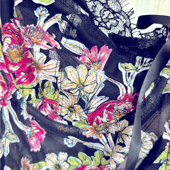 Victoria's Secret Dream Angels Black Floral
Lace Corset Top & Matching thongs. - Picture 12 of 14